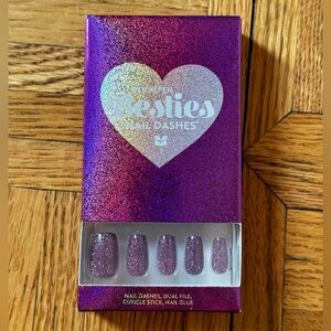 Besties, Dora Rose Red Aspen press on nails